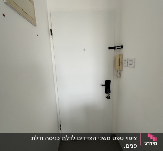 דלת לבנה עם ידית שחורה ומנעול